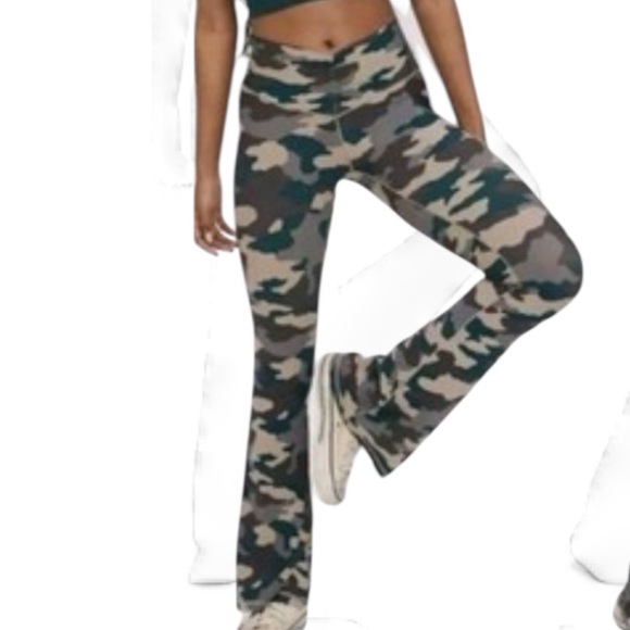 Aerie Offline Real Me High Waisted| Crossover Camo Print Flare Legging NEW! - Picture 2 of 9